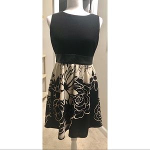 Black and white floral dress with Pockets! 🤗🤗